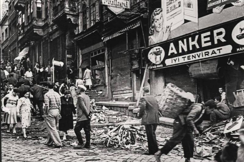 6-7 Eylül 1955 olaylarında İstanbul'da azınlıklara ait çok sayıda ev ve iş yeri saldırıya uğradı. Olaylar, Türkiye tarihindeki kitlesel linç ve yağma örneklerinden biri olarak anılıyor / Fotoğraf: Fahri Çoker Arşivi