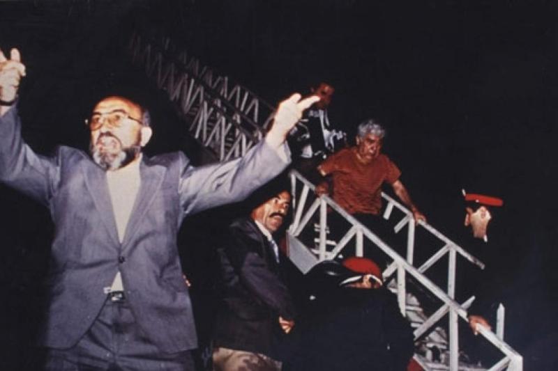 Sivas Katliamı sırasında Madımak Oteli'nden çıkarılan Aziz Nesin'e yönelik linç girişimi, 2 Temmuz 1993