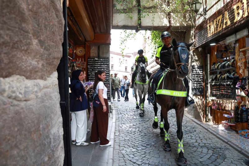 Atlantik zirvesine ev sahipliği yapmaya hazırlanan Ankara'da atlı bir polis devriyesi / Fotoğraf: Reuters