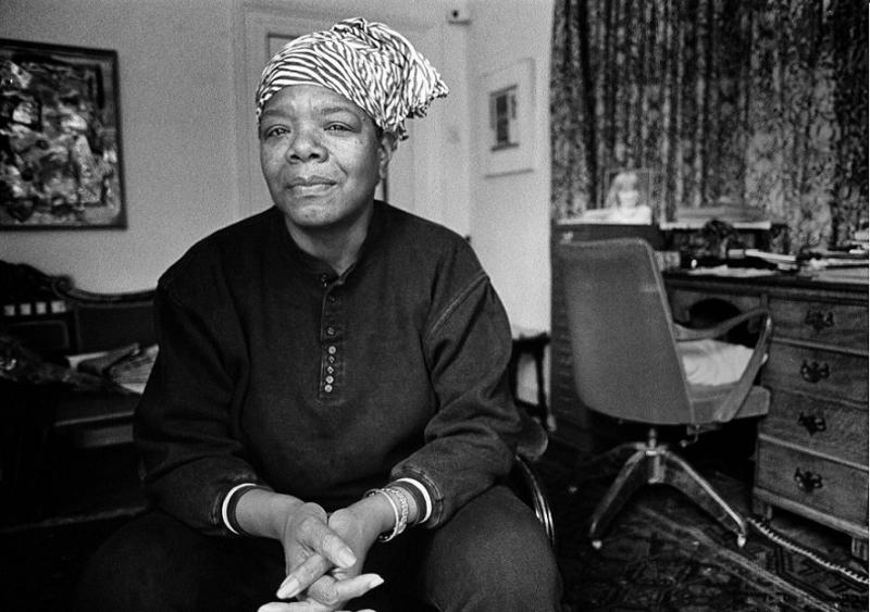 Amerikalı efsanevi şair ve sivil haklar aktivisti Maya Angelou'yu, adalet ve eşitlik uğruna adadığı ömrünün bilgeliğini yansıtan sakin ve kararlı duruşuyla çalışma odasında