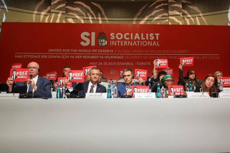 Pedro Sanchez ve Özgür Özel,  CHP ev sahipliğindeki Sosyalist Enternasyonal toplantısında / Fotoğraf: CHP