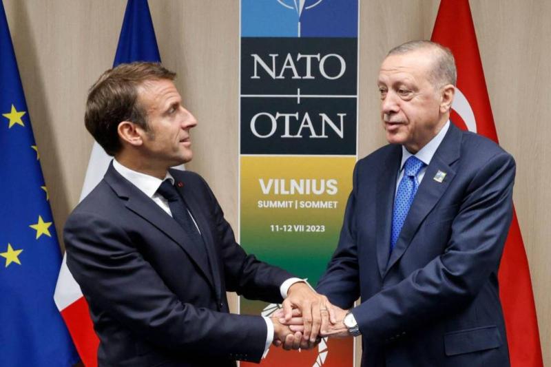 Fransa Cumhurbaşkanı Emmanuel Macron ile Cumhurbaşkanı Recep Tayyip Erdoğan arasındaki görüşmeler, son yıllarda Doğu Akdeniz ve bölgesel güvenlik başlıklarında NATO içindeki farklı yaklaşımların sembollerinden biri oldu / Fotoğraf: AFP (Arşiv)
