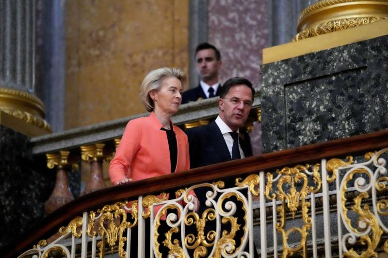 AB Komisyonu Başkanı Ursula von der Leyen, Londra'da düzenlenen Ukrayna zirvesi sırasında NATO Genel Sekreteri Mark Rutte ile görüşürken, 2 Mart 2025 / Fotoğraf: Reuters