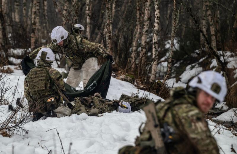 Norveç'in Evenes Hava Üssü'nde düzenlenen NATO'nun Cold Response Tatbikatı sırasında askerler, yaralı bir kişinin tahliyesini simüle ederken, 11 Mart 2026 / Fotoğraf: AFP