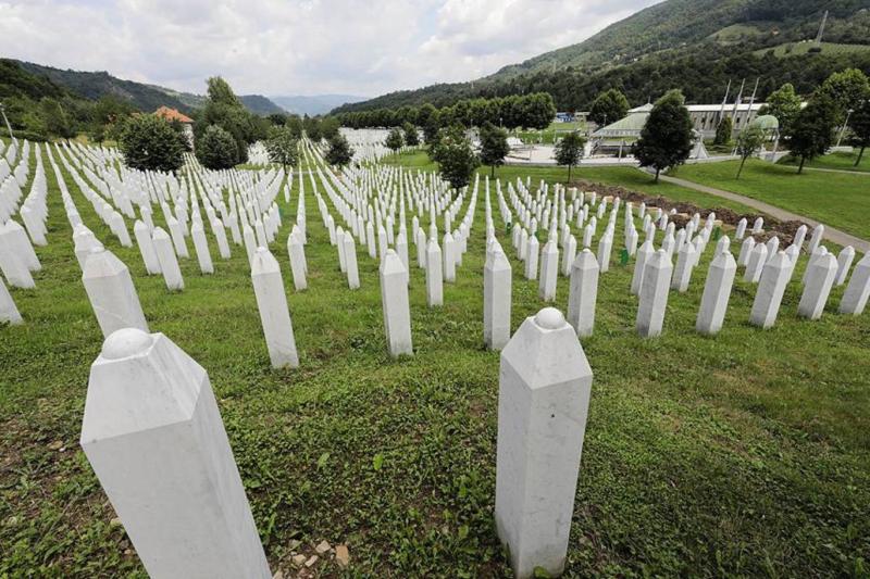 Srebrenitsa Soykırımı'nda hayatını kaybeden binlerce Boşnak için Potoçari Anıt Mezarlığı'nda bulunan mezarlar. 1995'te yaşanan katliam, NATO'nun Bosna'daki rolüne ilişkin tartışmaların merkezinde yer aldı / Fotoğraf: AA