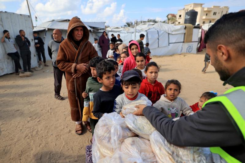 Ramazan ayı boyunca Gazze Şeridi'nin merkezindeki El-Bureyc Mülteci Kampı’nda ihtiyaç sahibi ailelere yardım dağıtan Filistinli gönüllüler, 23 Şubat 2026 / Fotoğraf: Eyad Baba-AFP