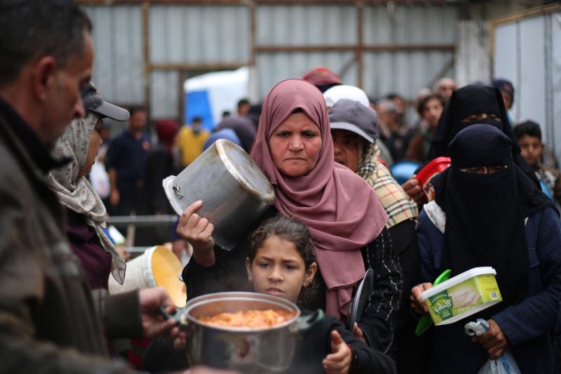 Gazze Şeridi'nin merkezindeki Nuseyrat Mülteci Kampı’nda, yemek almak için sıraya giren Filistinli mülteciler, 1 Nisan 2026 / Fotoğraf: AFP