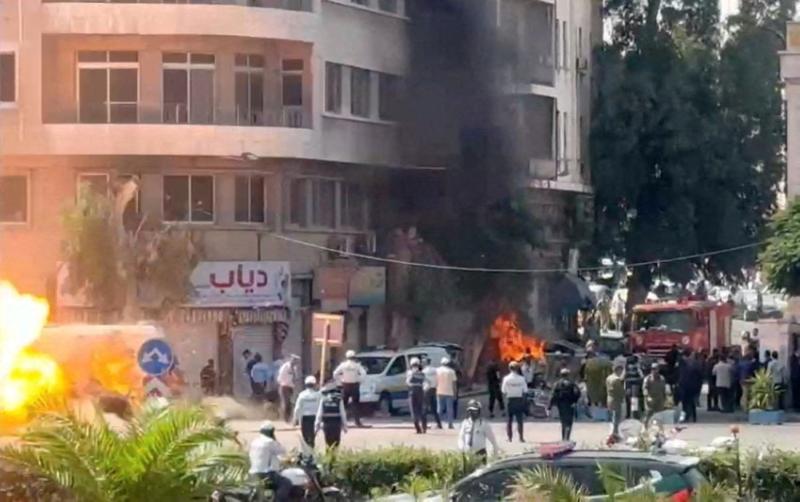 Suriye'nin başkenti Şam’da, Fransa Cumhurbaşkanı Emmanuel Macron'un konakladığı otelin yakınlarında bir patlayıcı cihazın patladığı olay yerinde duman ve alevler, 7 Temmuz 2026 / Fotoğraf: Reuters