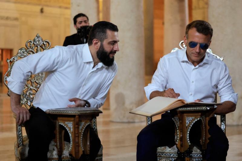 Fransa Cumhurbaşkanı Emmanuel Macron, Şam'daki Emevi Camii'ni ziyaret ederken Suriye Cumhurbaşkanı Ahmed eş-Şara'nın yanında, 6 Temmuz 2026 / Fotoğraf: AFP
