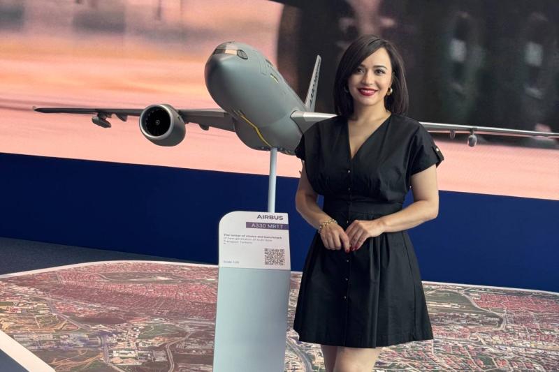 Esra Öz, NATO Ankara Zirvesi kapsamında düzenlenen Savunma Sanayii Forumu'nda sergilenen Airbus A400M uçağı maketinin önünde