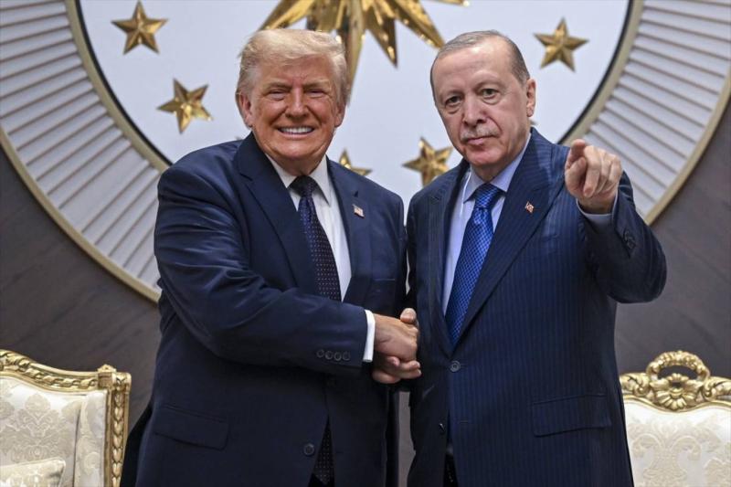 Cumhurbaşkanı Recep Tayyip Erdoğan, Ankara'daki NATO Zirvesi kapsamında Cumhurbaşkanlığı Külliyesi'nde bir araya geldiği ABD Başkanı Donald Trump ile samimi bir şekilde tokalaşarak basına poz verdi / Fotoğraf: AA