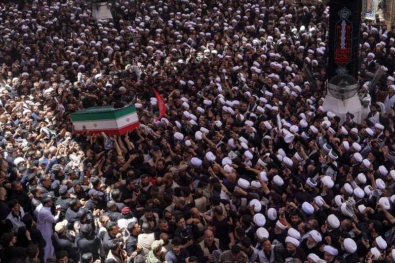 ABD'nin hava saldırısında ölen İran lideri Ayetullah Ali Hamaney için Irak'ın Necef kentinde milyonların katılımıyla dev bir cenaze töreni düzenlendi / Fotoğraf: WANA&Reuters