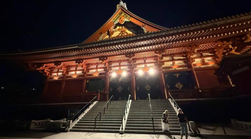 Tokyo'nun en eski ve ikonik Budist tapınağı olan Sensō-ji'nin (Asakusa Kannon Tapınağı) gece ışıklandırması altındaki görkemli ana salonu (Hondō) / Fotoğraf: Levent Eraslan