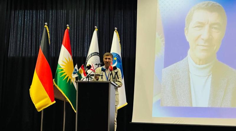 Prof. Dr. Salih Akın, Uluslararası Kürt Dili Federasyonu'nun (Federasyona Zimanê Kurdî ya Navdewletî) Birinci Kongresi'nde, 27 Haziran 2026