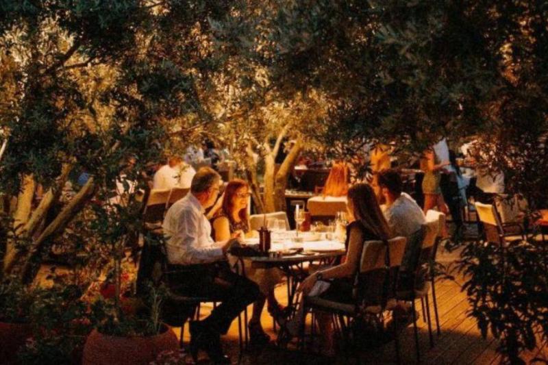 İzmir Urla'daki OD Urla, kendi bahçelerinde yetiştirdiği ürünleri mevsimsel menülerinde kullanarak Türkiye'de "tarladan sofraya" yaklaşımının öne çıkan örnekleri arasında yer alıyor