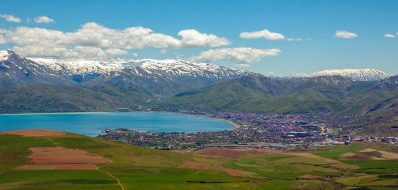 Bilge Karasu, Van Gölü'nün en güzel yüzünün Tatvan'dan görüldüğünü düşünür; mektuplarında Tatvan kıyılarının temizliğini ve gölün mavi-yeşil tonlarını özellikle vurgular   