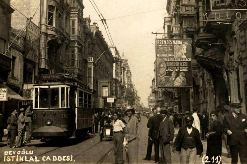 Karasu için Beyoğlu yalnızca bir semt değil, hafızanın ve edebiyatın mekânıdır. Bir mektubunda, _Bu kâğıt Beyoğlu değil, Beyoğlu kokuyor olsa gerek_ diye yazar 