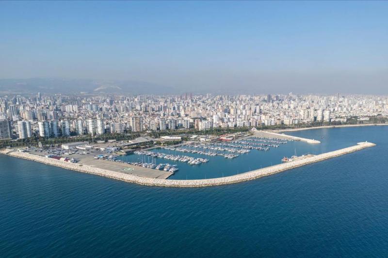 Mersin, Bilge Karasu'nun kendisini en huzurlu hissettiği şehirlerden biridir. Mektuplarında burada geçirdiği günleri _inanılmaz ölçüde güzel, rahat, mutlu_ sözleriyle anlatır 