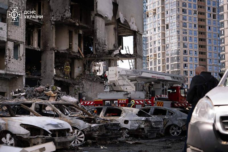 Rus bombardımanı sonucu Kiev’deki bir yerleşim bölgesinde meydana gelen yıkım / Fotoğraf: AFP