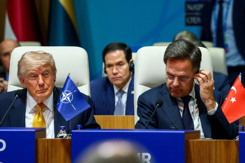 Ankara’da düzenlenen NATO Zirvesi sırasında yan yana oturan ABD Başkanı Donald Trump ve NATO Genel Sekreteri Mark Rutte... Arka planda ABD Dışişleri Bakanı Marco Rubio görülüyor / Fotoğraf: Reuters