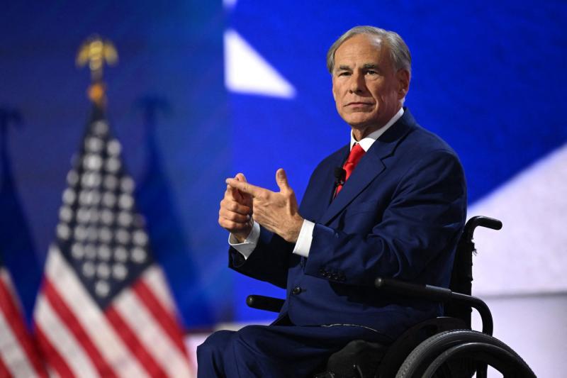 Teksas Valisi Greg Abbott, ABD'nin Wisconsin Eyaleti'ndeki Milwaukee kentinde düzenlenen 2024 Cumhuriyetçi Ulusal Kongresi'nde konuşurken, 17 Temmuz 2024 / Fotoğraf: AFP