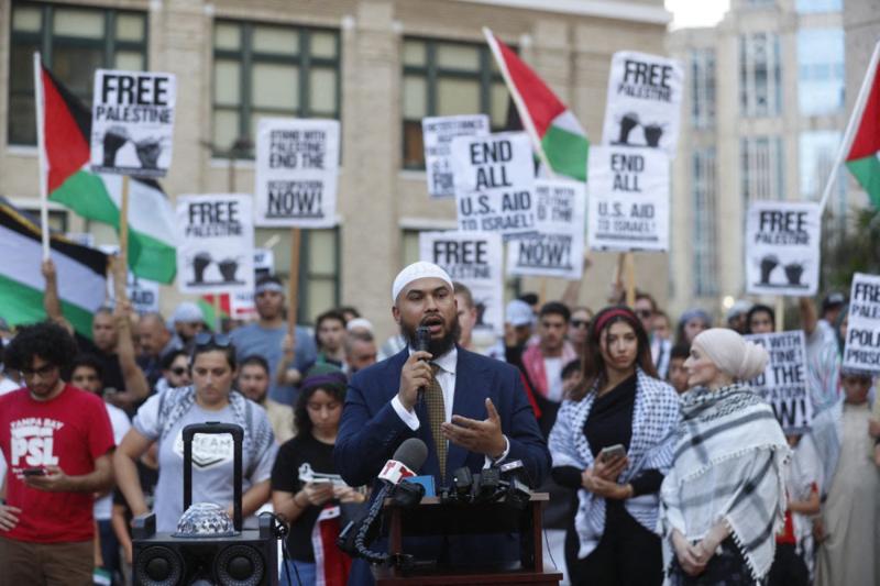 Florida Eyaleti'nin Tampa kentinde, İsrail ordusunun Gazze Şeridi'ne girmesini protesto eden Filistin yanlısı göstericiler arasında, CAIR’in Florida şubesi İcra Direktörü Abdullah Jaber, 13 Ekim 2023 / Fotoğraf: AFP