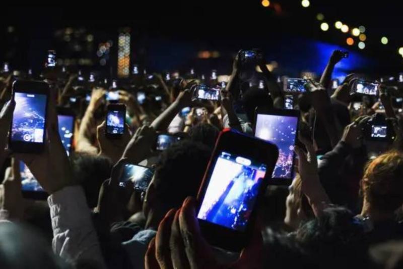 Modern insan, yaşadığı anı doğrudan deneyimlemek yerine çoğu zaman ekran aracılığıyla izlemeyi tercih ediyor / Fotoğraf: Tetra Images