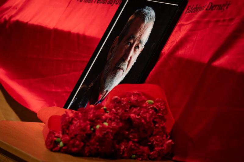 10 Temmuz'da hayatını kaybeden usta şair ve yazar Ahmet Telli için Ankara'da düzenlenen cenaze töreninde, usta edebiyatçının kırmızı örtüyle kaplı tabutunun üzerine fotoğrafı ve karanfiller bırakıldı / Fotoğraf: AA