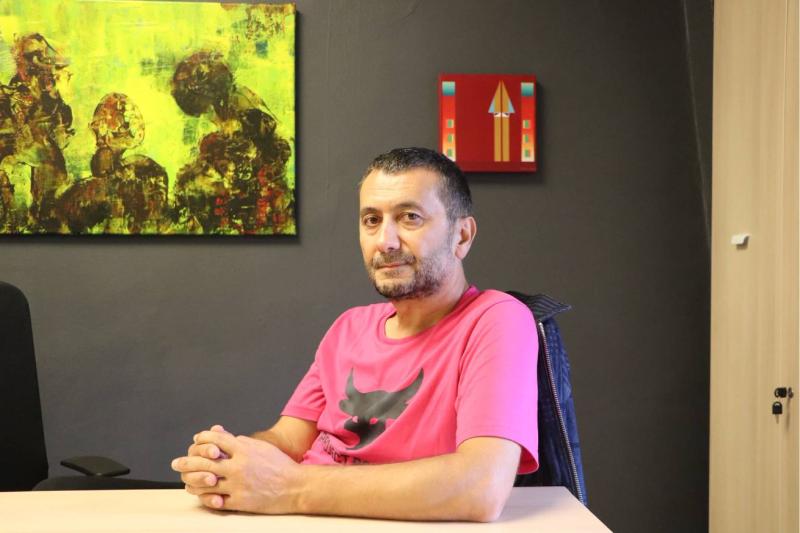 Şair ve yazar Ömer Erdem'e göre Türkiye'de çocukluk, çoğu zaman görünmeyen bir mahrumiyetin içinde yaşanıyor ve bu durum toplumsal kabullerle örtülüyor