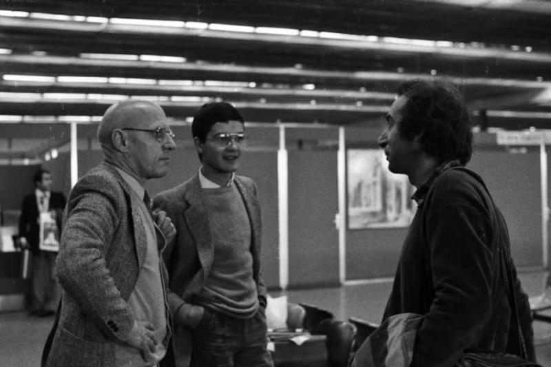 Michel Foucault (solda), 1978 sonbaharında İran'a giderek devrim sürecini yerinde gözlemledi ve izlenimlerini Avrupa basınında yayımladığı yazılarla dünya kamuoyuna aktardı, Tahran Havaalanı'nda (İran) / Fotoğraf: Fotoğraf: Michel Setboun