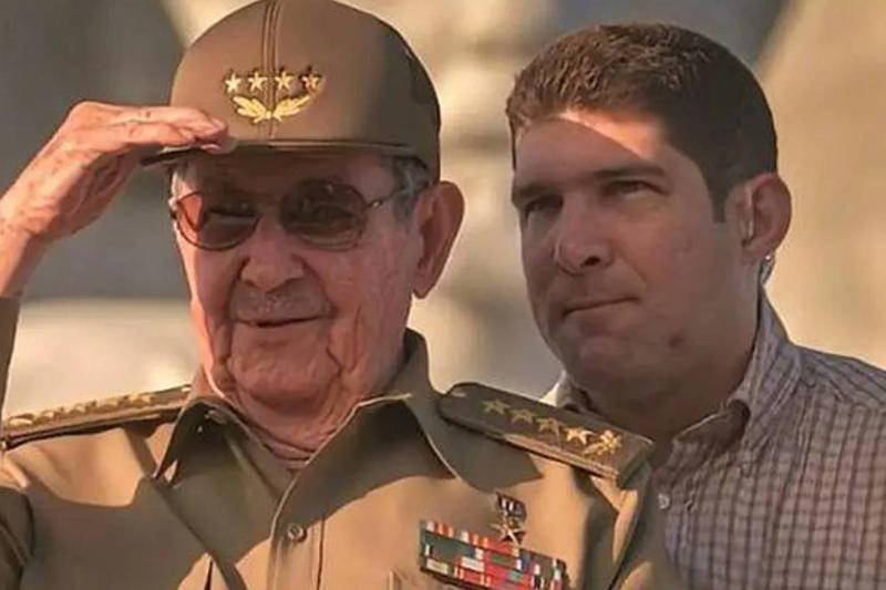Raúl Castro'nun (solda) torunu Raúl Guillermo Rodríguez Castro (sağda), son yıllarda lüks yaşam tarzı ve gayriresmî siyasi etkisiyle Küba'da nepotizm tartışmalarının simge isimlerinden biri hâline geldi / Fotoğraf: AFP