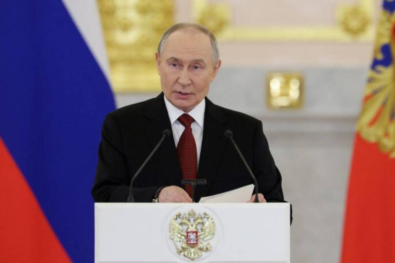 Kamuoyu araştırmaları, Vladimir Putin'e verilen desteğin yüksek seviyesini koruduğunu ancak ekonomik kaygılarla birlikte aşağı yönlü bir eğilim oluştuğunu gösteriyor / Fotoğraf: Reuters