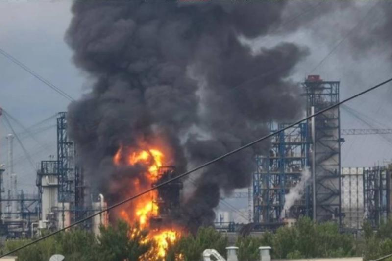 Ukrayna'nın Rus petrol rafinerilerine yönelik uzun menzilli saldırıları, enerji arzı ve akaryakıt piyasası üzerinde baskıyı artırıyor / Fotoğraf: Exilenova+