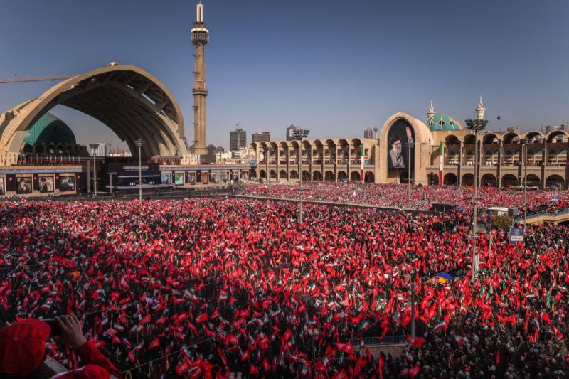 Tahran'da düzenlenen cenaze törenlerinin ikinci gününde, İran’ın merhum Dini Lideri Ali Hamaney'in tabutunun başında kılınan cenaze namazından bir kare, 5 Temmuz 2026 / Fotoğraf: AFP