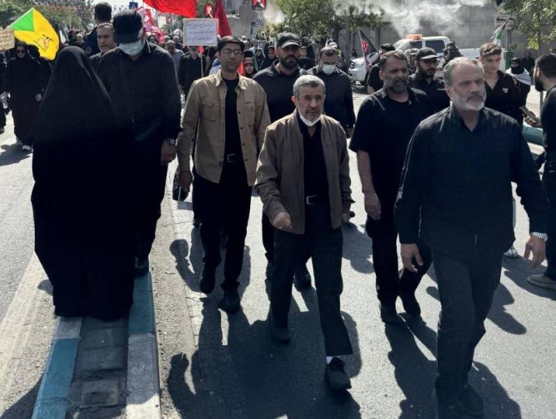 İran’ın eski Cumhurbaşkanı Mahmud  ofisinin resmi sözcüsü olan Dolat-e Bahar (Bahar Hükümeti) sitesi dün, Ahmedinejad’ın Tahran’da eski Dini Lider (Rehber) Ali Hamaney’in cenaze törenine katıldığını gösteren bir fotoğrafı yayımladı