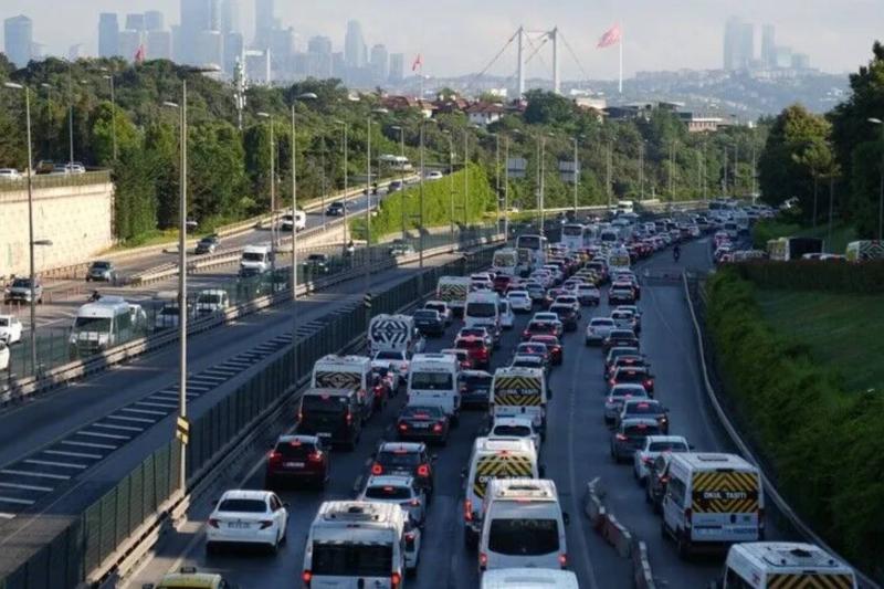 İstanbul'da uzun ulaşım süreleri yalnızca trafik sorunu değil; zaman, aile yaşamı ve sosyal ilişkiler açısından da önemli bir maliyet oluşturuyor / Fotoğraf: AA
