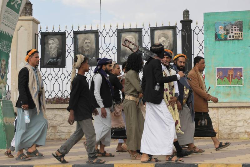 Yemen’in Sana şehrinde İsrail saldırılarında hayatını kaybeden bazı önde gelen İranlı din alimlerinin posterlerinin önünde yürüyen Husi destekçileri, 13 Temmuz 2026 / Fotoğraf: AP