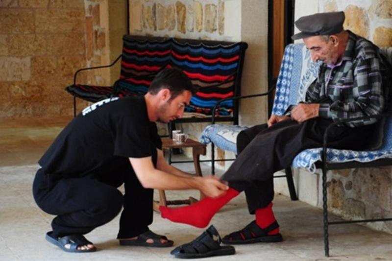 Kırmızı çoraplar... Ammo Bahê'nin 70 yıllık bekleyişini anlatan sayısız fotoğrafın ortak ayrıntısı, umudun hiç sönmeyen izlerinden biri gibiydi / Fotoğraf: Öteki Sinema