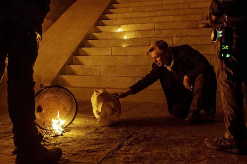 Nolan'ın set yaklaşımı, dijital gösterişten çok fiziksel mekân, ışık ve gerçek çekimlere dayanıyor. The Odyssey de bu anlayışın en yalın örneklerinden biri olarak öne çıkıyor