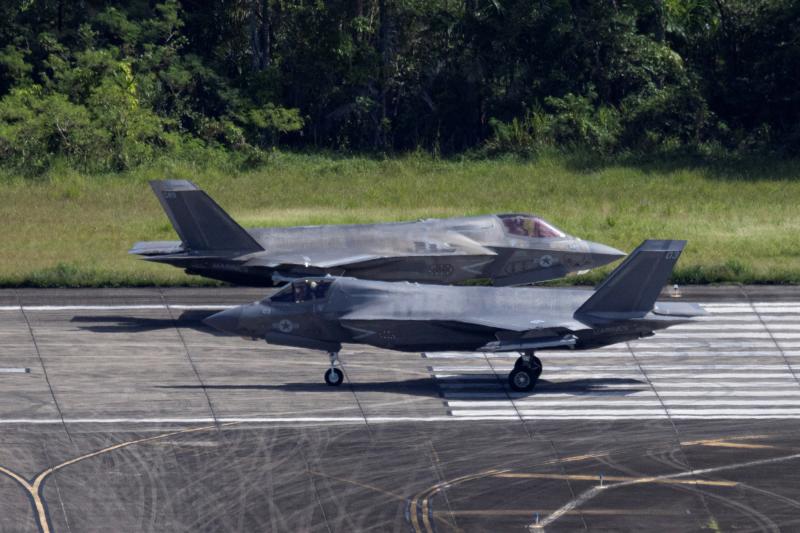 Porto Riko, Ceiba'daki eski Roosevelt Roads Deniz Üssü'nde ABD Deniz Piyadelerine bağlı iki F-35 uçağı pistte ilerliyor, 29 Ekim 2025 / Fotoğraf: Reuters