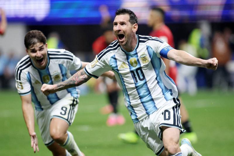 Lionel Messi, Arjantin adına attığı golü Julian Alvarez ile birlikte kutluyor    