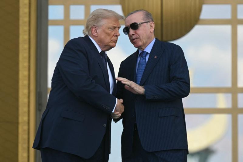Türkiye Cumhurbaşkanı Recep Tayyip Erdoğan ve ABD Başkanı Donald Trump, Ankara'daki Cumhurbaşkanlığı Külliyesi'nde NATO zirvesi kapsamında düzenlenen resmi karşılama töreninde, 7 Temmuz 2026 / Fotoğraf: AFP