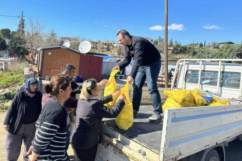 Yardım kültürü yalnızca kurumlarla değil, gönüllülerin ve bireylerin dayanışma iradesiyle güçleniyor / Fotoğraf: AA
