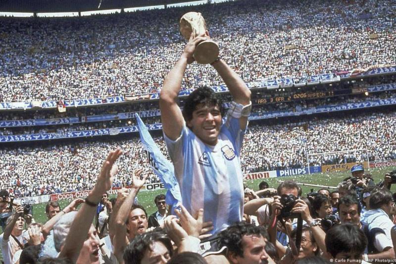Diego Maradona, 1986 Dünya Kupası'nda Arjantin'i şampiyonluğa taşıyan performansıyla bir kuşağın futbol hafızasında iz bıraktı / Fotoğraf: Carlo Fumagalli-AP