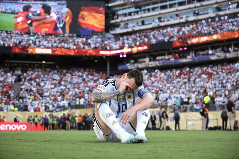 Arjantin kaptanı Lionel Messi, İspanya'ya kaybedilen finalin ardından sahadan üzgün ayrıldı / Fotoğraf: Hector Vivas-FIFA
