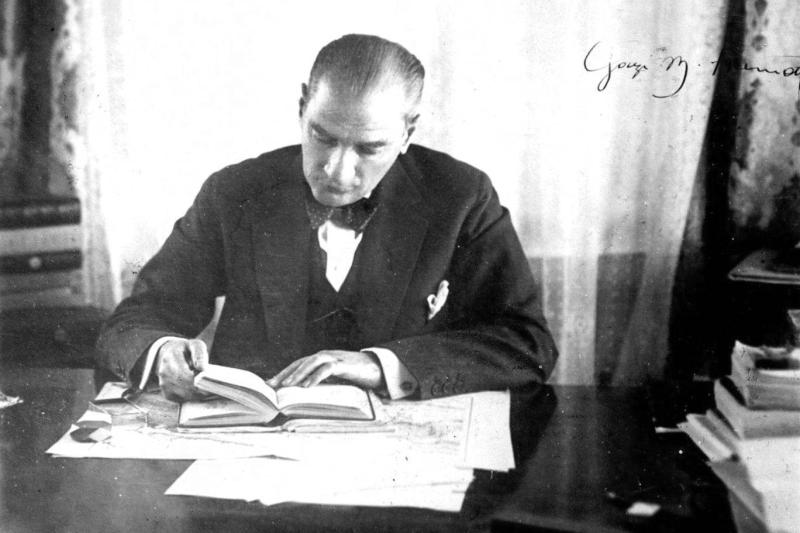 Atatürk, Kurtuluş Savaşı boyunca ve sonrasında topladığı belgeleri sistemli biçimde arşivleyerek Nutuk'un altyapısını uzun yıllara yayılan bir hazırlık süreciyle oluşturdu