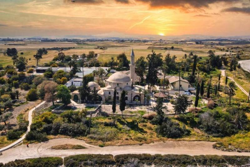 Larnaka'daki Hala Sultan Tekkesi, Kıbrıs'taki İslam varlığının en önemli tarihî simgelerinden biri olarak kabul ediliyor / Fotoğraf: BlackBoxGuild