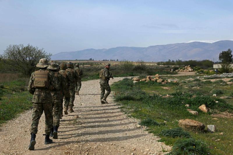 Nisan 2026’da el-Kusayr kırsalındaki Suriye-Lübnan sınırı boyunca devriye gezen Suriye ordusu, Hizbullah tarafından kullanılan tünelleri taradı / Fotoğraf: AFP