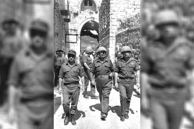 Kudüs'ün fethinin ardından şehre giren Moşe Dayan ve İzak Rabin / Fotoğraf: GPO