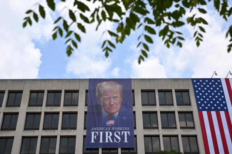 Donald Trump pankartı (AFP)